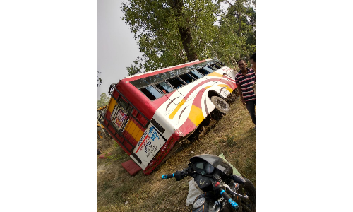 यूपी: सीतापुर में अनियंत्रित बस पेड़ से टकराई, एक यात्री की मौत 25 घायल
