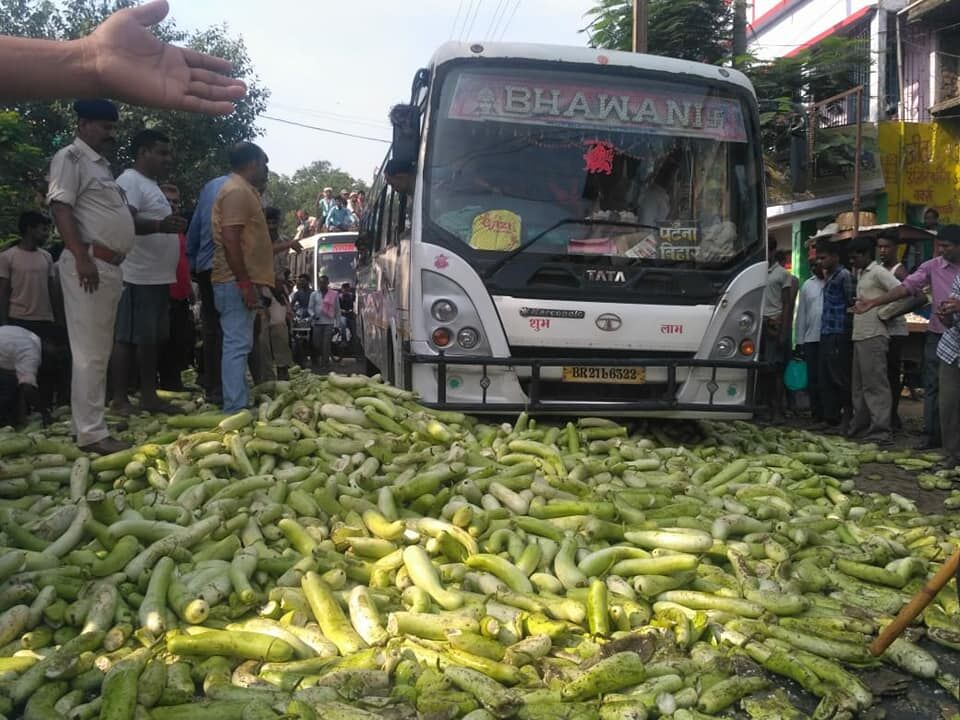 एक रुपए प्रति किलो बिक रही थी लौकी, किसानों ने बिहार में सड़कों पर फेंकी सब्जियां