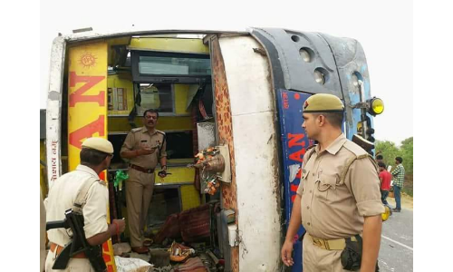 उत्तर प्रदेश में मैनपुरी जिले के पास डबल डेकर बस पलटी, 17 की मौत 35 घायल