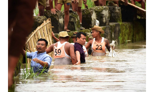 बाढ़ की थाह लेने पानी में उतरे सीएम, मंत्री और अफसर