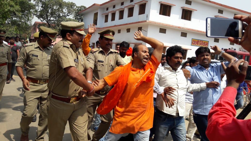 मुख्यमंत्री से मिलने गोरखनाथ मंदिर पहुचें  अनुदेशक गिरफ्तार
