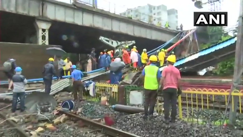 मुंबई : भारी बारिश से अंधेरी में रेलवे ब्रिज पटरी पर गिरा, 5 घायल