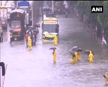 मुंबई में पांच गुना बारिश, ट्रेनें ठप, सड़कें डूबीं, शहर में चली नाव