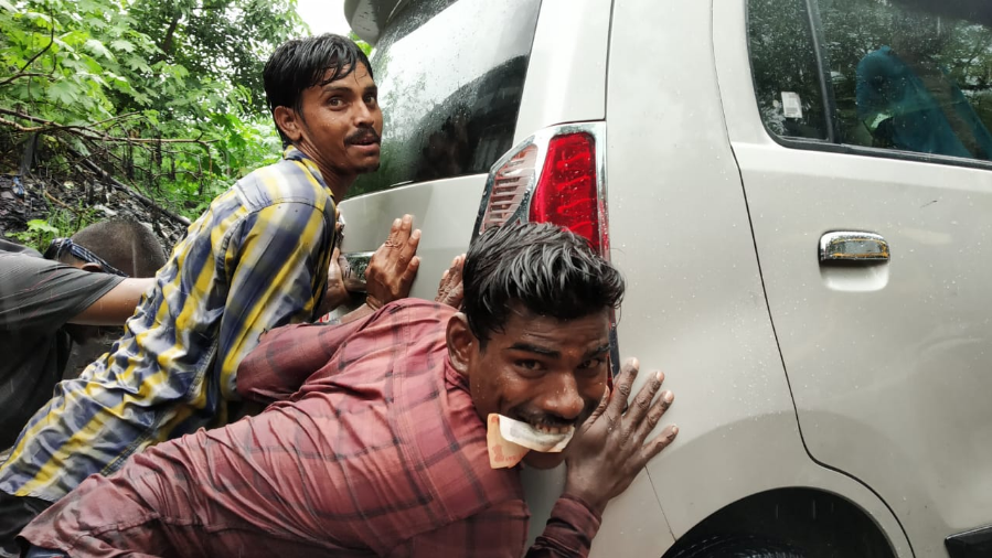फोटो : मूसलाधार बारिश बनी वाहनचालकों के लिए मुसीबत, किसी ने 200 तो किसी 400 रुपए देकर लगवाया गाड़ी में धक्का