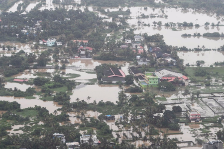 केरल में बाढ़ की तबाही ने लीं 324 जानें, 100 बरसों में सबसे भयानक सैलाब