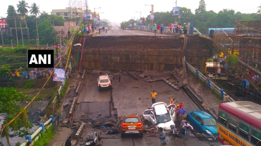 कोलकाता के माजेरहाट में पुल गिरा, मलबे में कई लोगों के दबे होने की आशंका