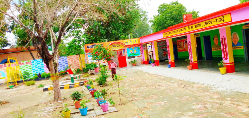 बदायूं जिले के इस स्कूल में खूबसूरत पेंटिंग हरे भरे पौधे करते हैं स्वागत