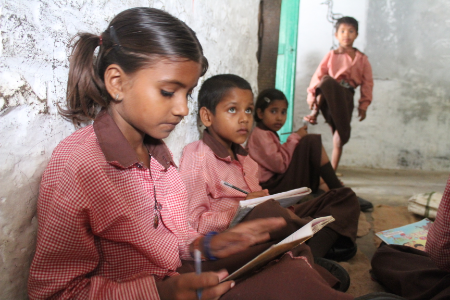 महोबा के जैतपुर में लोगों का बदल रहा शिक्षा के प्रति नज़रिया