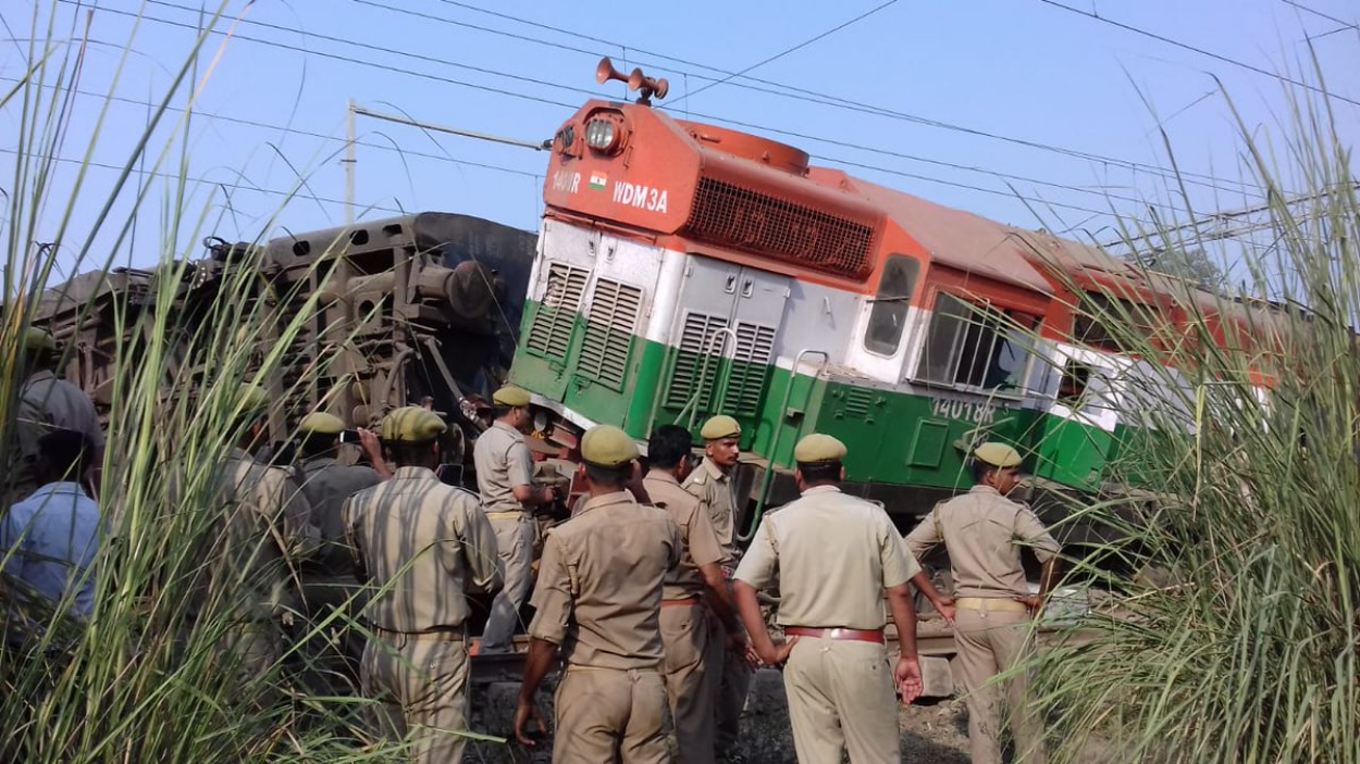 न्यू फरक्का ट्रेन दुर्घटना: इलाहाबाद और वाराणसी की ओर जानी वालीं ये ट्रेनें रद्द, कुछ के रूट बदले
