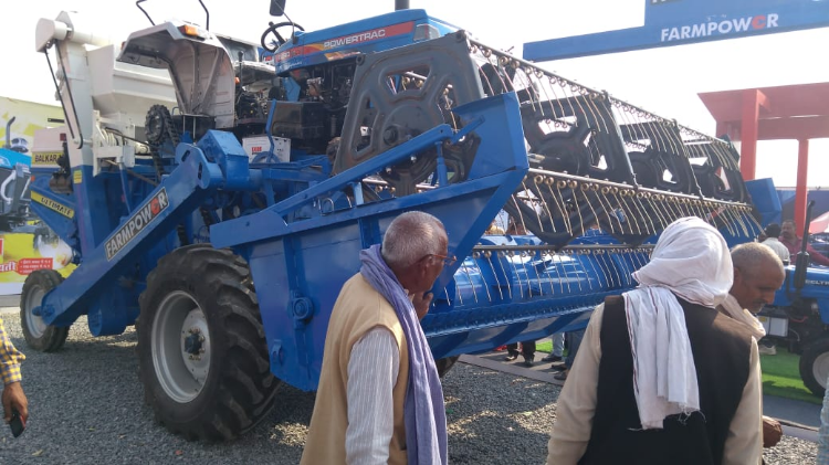कृषि कुंभ: बड़ी-बड़ी मशीनों को देखते रहे किसान, कहा- हम ये न ले पाएंगे