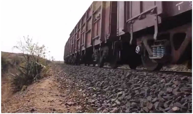 ट्रेन की चपेट में आने से तीन रेलवे कर्मचारियों की मौत