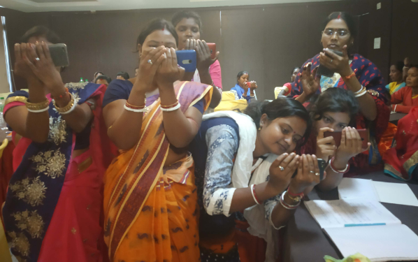 झारखंड के दुर्गम गांव की खबरें खुद लिखेंगी सखी मंडल की महिलाएं