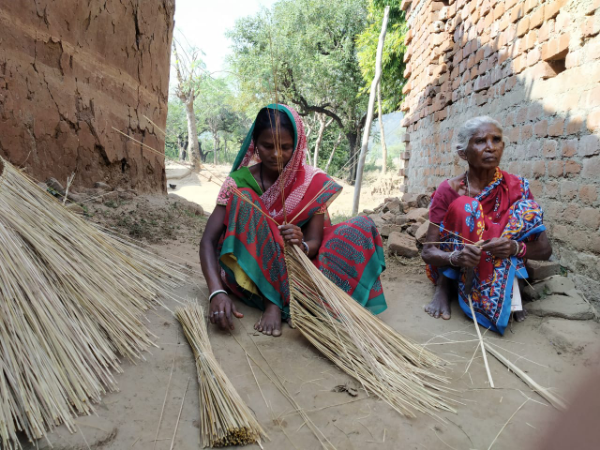 बांस के झाड़ू बनाने को महिला ने बनाया रोजगार का जरिया