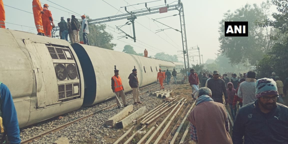 बिहार में रेल हादसा: सीमांचल एक्सप्रेस की 11 बोगियां पटरी से उतरीं, 7 यात्रियों की मौत