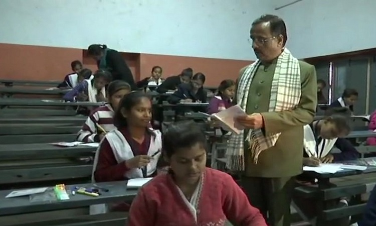 यूपी बोर्ड की परीक्षाएं शुरू, उपमुख्यमंत्री दिनेश शर्मा ने किया औचक निरीक्षण