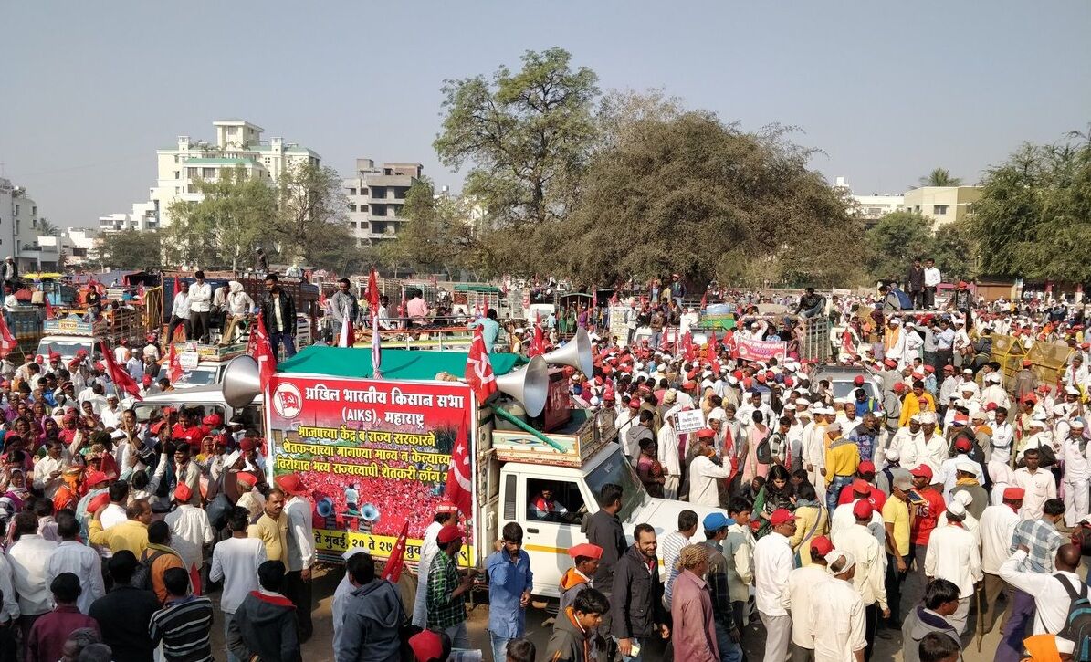 सरकार के वादा खिलाफी के खिलाफ किसानों और मजदूरों का नासिक से मुम्बई मार्च