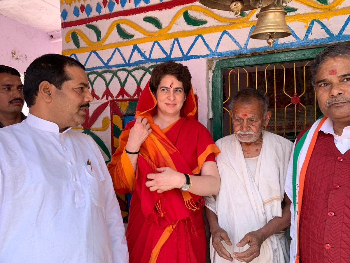 प्रियंका गांधी की बोट यात्रा: कांग्रेस महासचिव ने मोदी सरकार को बताया दुर्बल