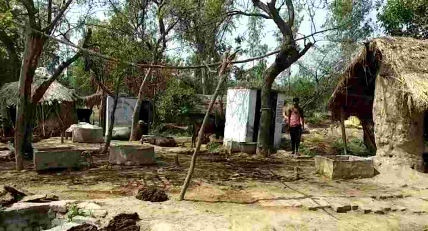 बाराबंकी: इस गाँव में बने एक घर में चार-चार शौचालय, ग्रामीणों का आरोप