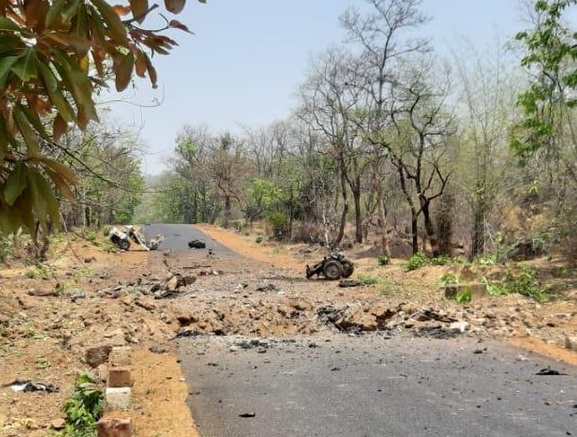 महाराष्ट्र के गढ़चिरौली में नक्सली हमला, 15 सुरक्षा कर्मियों सहित 16 की मौत