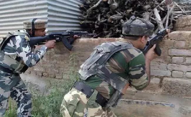 जम्मू-कश्मीरः शोपियां में सुरक्षा बलों से मुठभेड़ में हिजबुल के तीन आतंकवादी ढेर