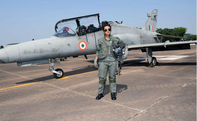 हॉक विमान उड़ाने वाली पहली महिला लड़ाकू पायलट बनी फ्लाइट लेफ्टिनेंट मोहना सिंह