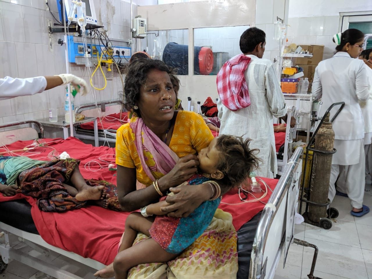 बिहार में जान लेता बुखार: मुजफ्फरपुर के अस्पतालों की ये तस्वीरें विचलित करती हैं