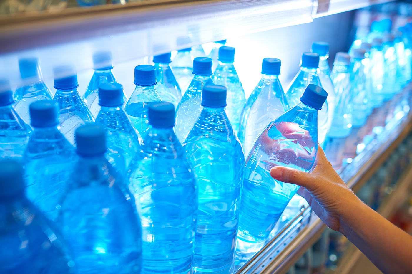 बोतल बंद पानी को स्वच्छ मत समझिए, साथ में आप प्लास्टिक भी पी रहे हैं- रिपोर्ट