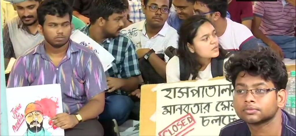 पश्चिम बंगालः ममता बनर्जी को राज्यपाल की सलाह, डॉक्टरों की सुरक्षा के लिए उठाए जाए गंभीर कदम
