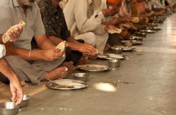 मुस्लिम परिवार ने की कर्मचारी की तेरहवीं, सिर मुंडवाया और ब्राह्मणों को कराया भोज