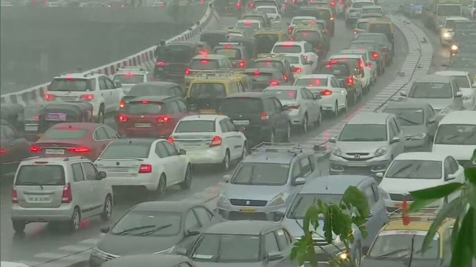 मुंबई में बारिश से सड़कों पर भरा पानी, जाम से परेशान हो रहे यात्री