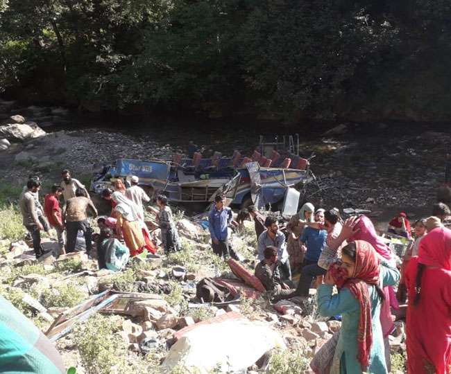 जम्मू-कश्मीर में सड़क हादसे में 35 की मौत, परिजनों को 5-5 लाख मुआवजा