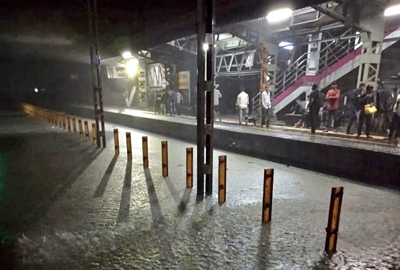 मुंबई:  दीवार गिरने से 18 लोगों की मौत, बचाव के लिए उतरी NDRF और नौसेना