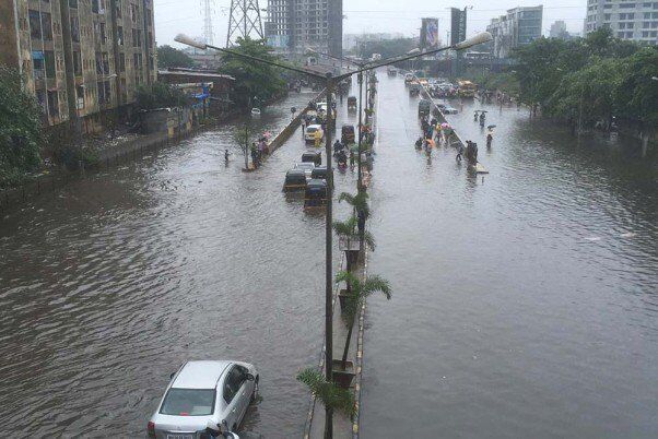 मुंबई बारिश: तस्‍वीरों और वीडियो में देखें क्‍या है हाल