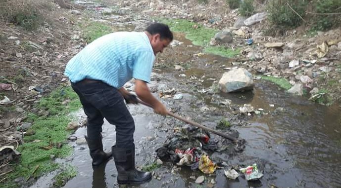 इस समाज सेवक ने कठिन परिश्रम से बचा ली पहाड़ की शिप्रा नदी