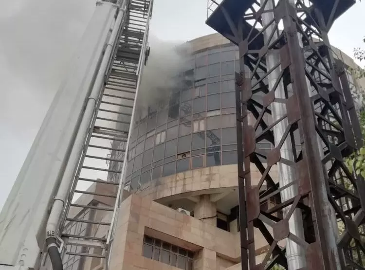दिल्ली: कड़कड़डूमा में DGHS बिल्डिंग में लगी आग, मौके पर दमकल की 22 गाड़ियां