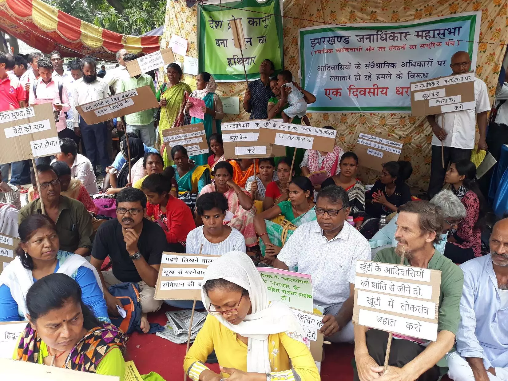 झारखंड: पत्थलगड़ी करने पर आदिवासियों पर देशद्रोह के मुकदमें, सामाजिक कार्यकर्ताओं ने जताया विरोध