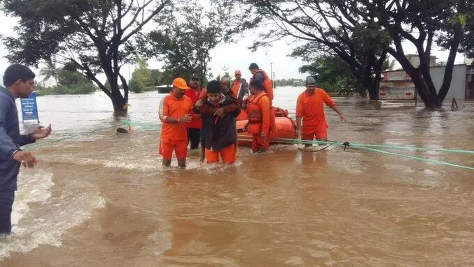 पश्चिमी महाराष्ट्र में बाढ़ से भीषण तबाही, एक लाख से अधिक प्रभावित