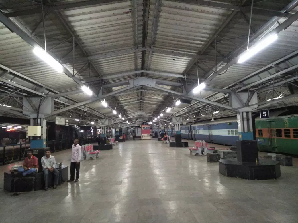 सीतापुर: रेलवे ने 55 दिन के लिए बंद किया माल गोदाम, किसानों की बढ़ी समस्‍या