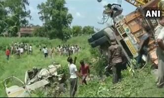 यूपी: शाहजहांपुर में टेंपो और पिकअप को रौंदते हुए ट्रक पलटा, 16 लोगों की मौके पर मौत