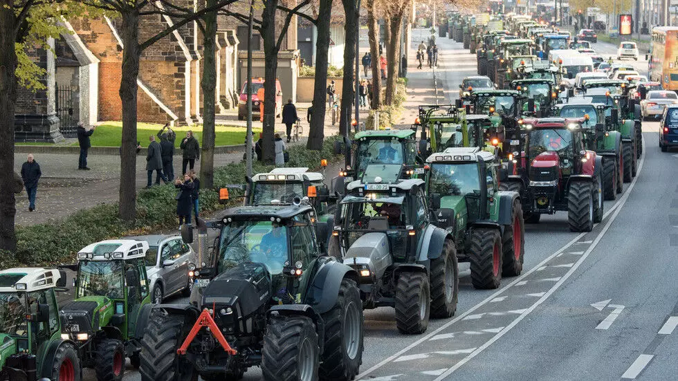 जर्मनी: जलवायु परिवर्तन के लिए दोषी ठहराये जाने से नाराज किसान 5000 ट्रैक्टर लेकर सड़कों पर उतरे