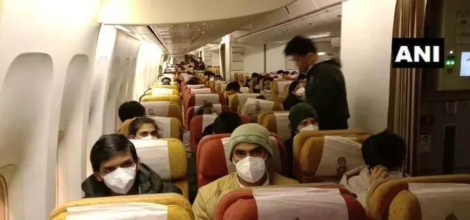 कोरोना वायरस: चीन के वुहान से 324 भारतीयों को लेकर विशेष विमान दिल्ली पहुंचा