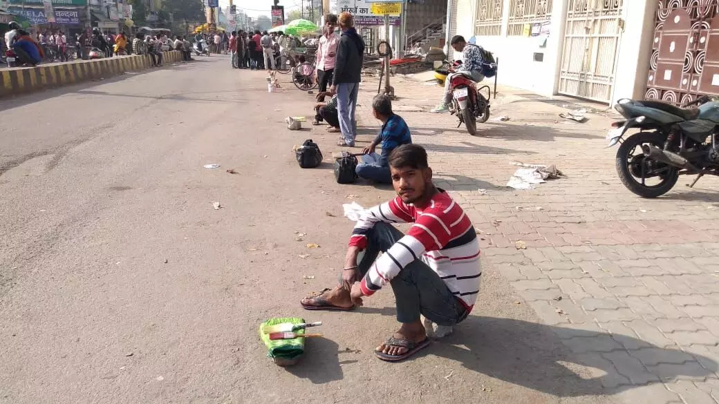 कोरोना : सीतापुर में मजदूरों के लिए अहम पहल, व्हाट्सएप के जरिये बैंक डिटेल भेजें मजदूर