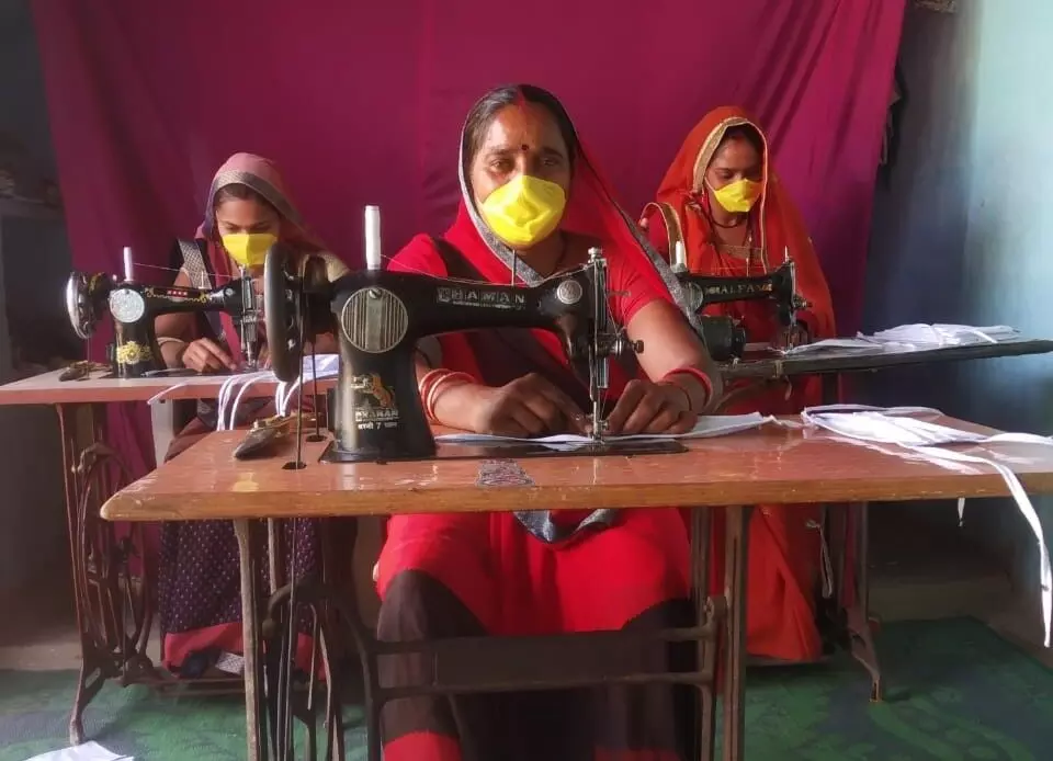 मास्क बनाकर कोरोना से लड़ाई में मदद कर रहीं बुंदेलखंड की महिलाएं