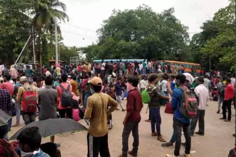 कर्नाटक में सड़क पर उतरे हजारों प्रवासी मजदूर, तुरंत ट्रेनों से घर भेजे जाने की उठाई मांग