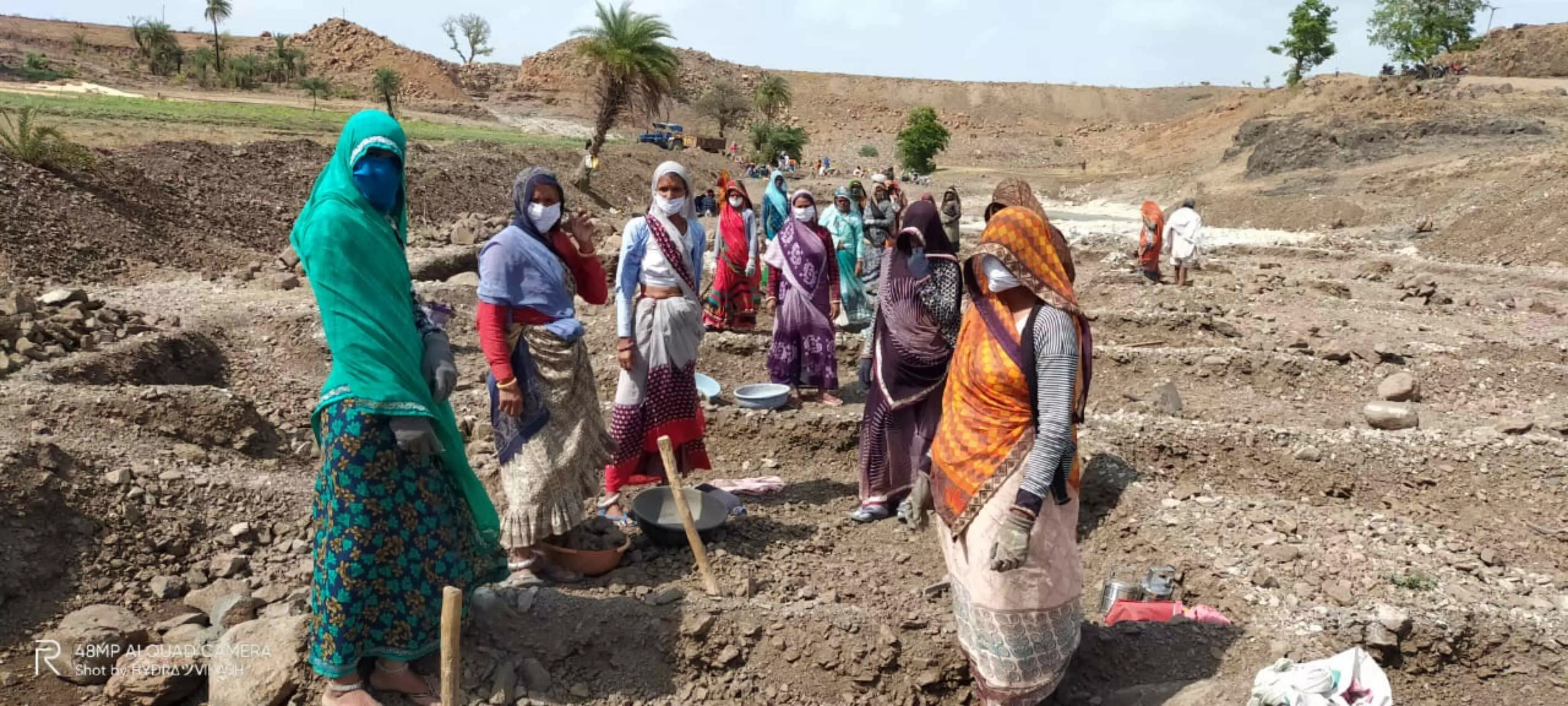 मध्य प्रदेश के आदिवासी जिलों में पलायन से लौटी महिलाओं ने मनरेगा में संभाला काम