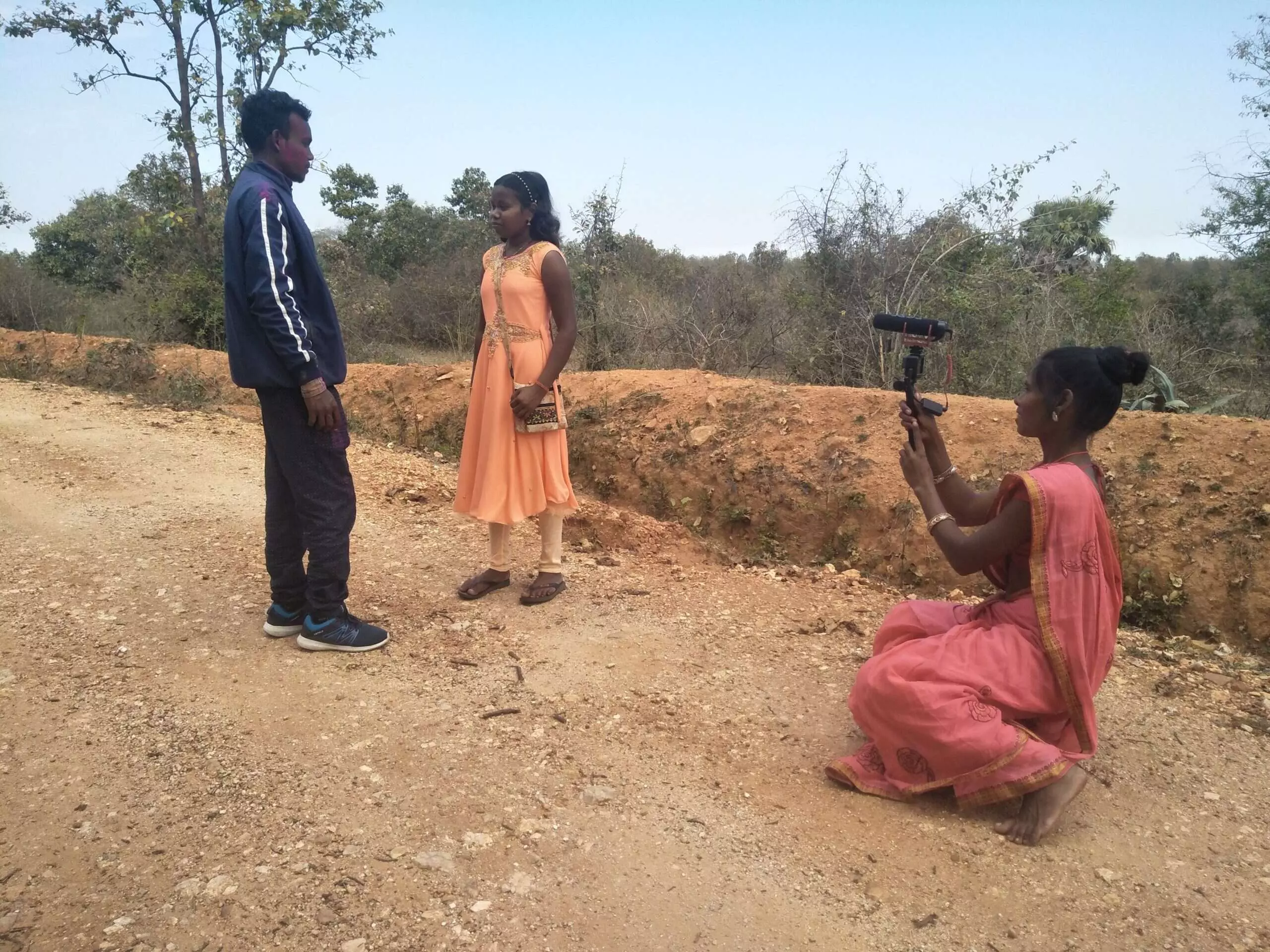 कैमरे और इंटरनेट की मदद से संथाल जनजाति की कहानियों को आगे लाने में जुटी उनकी नई पीढ़ी