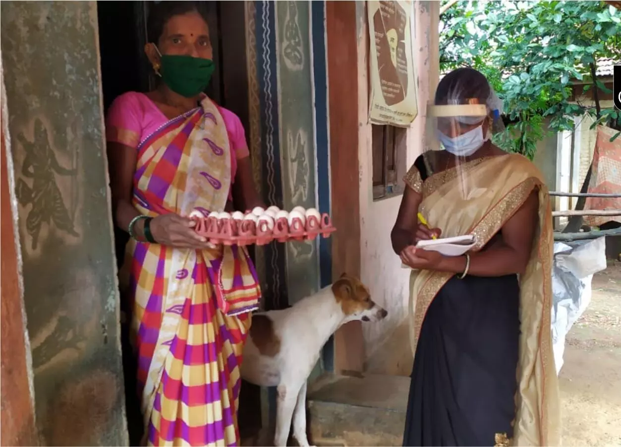 महाराष्ट्र: आदिवासी महिलाएं अंडे बेचकर चला रही हैं घर, कोरोना के बीच कुपोषण से भी लड़ रही हैं जंग
