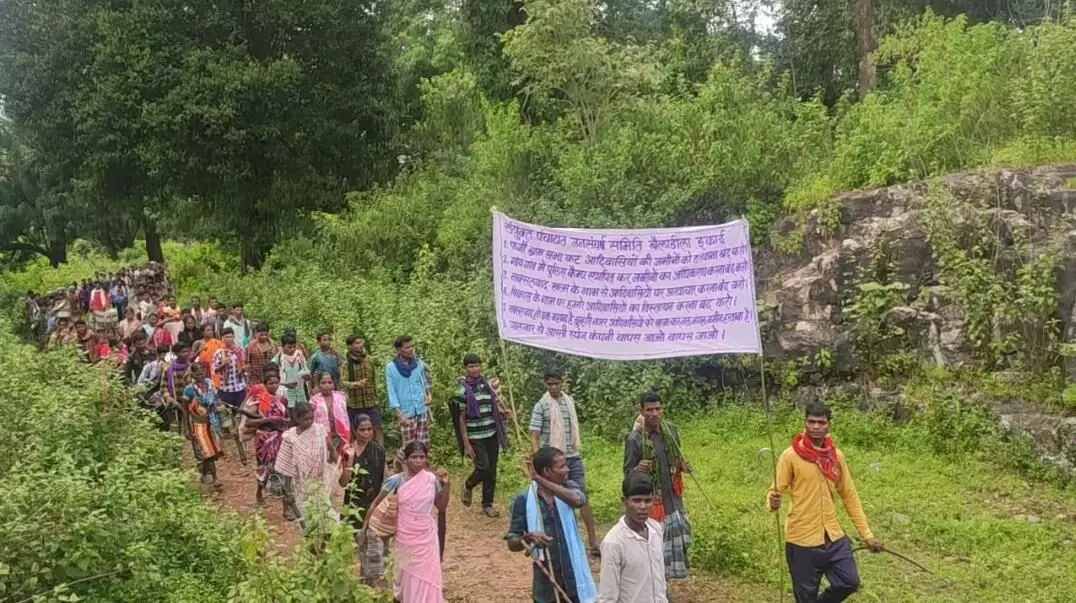 दंतेवाड़ा: पुलिस कैंप के विरोध में एक साथ इकट्ठा हुए सैकड़ों आदिवासी