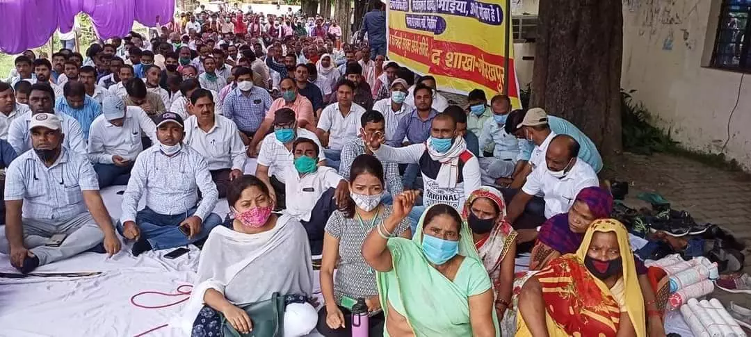 उत्तर प्रदेश: निजीकरण के विरोध में हड़ताल पर विद्युत कर्मचारी, पूर्वांचल के  कई जिलों में बिजली गुल