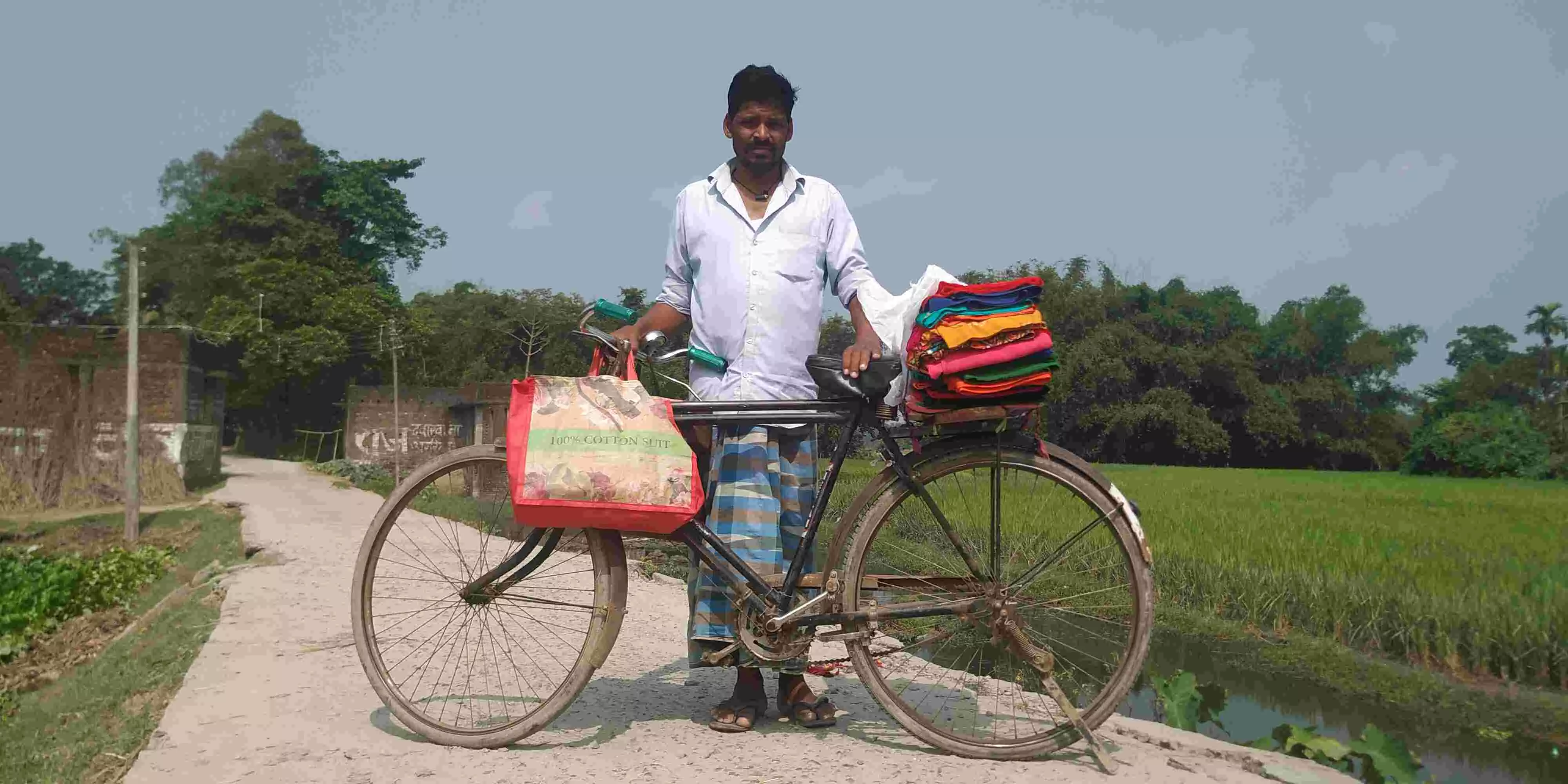 अपने इलाके में काम नहीं मिल रहा, सुबह से 30 किलोमीटर साईकिल चलाने पर सिर्फ 10 रुपये की आमदनी हुई है